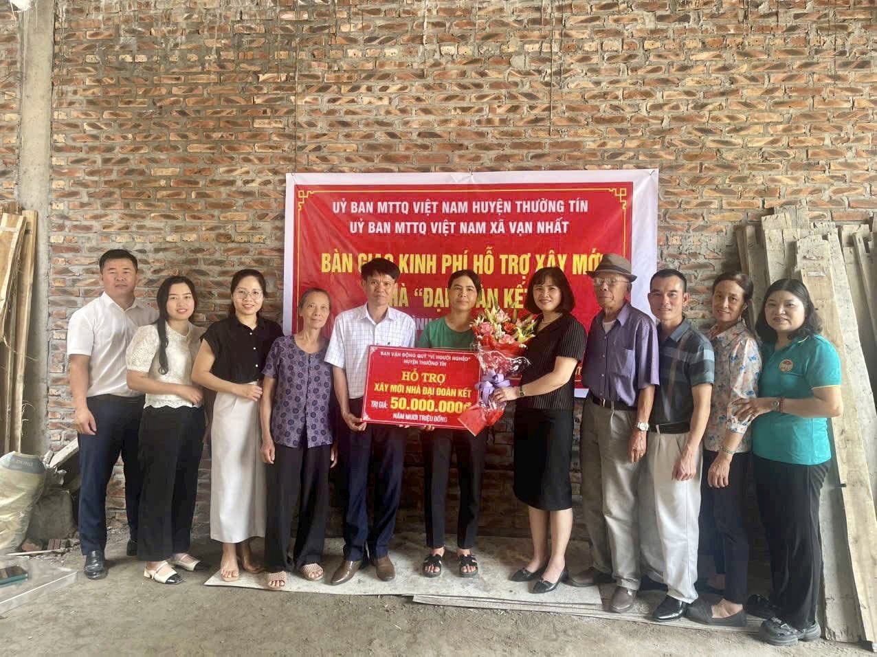 UBMTTQ huyện trao tiền hỗ trợ xây dựng nhà Đại đoàn kết cho 2 hộ gia đình khó khăn tại xã Vạn Nhất